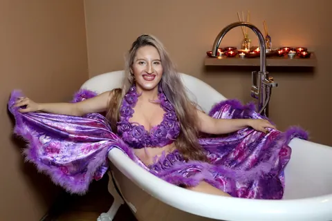 Blonde in a Skirt Poses in the Bathroom – photo 14 of 15