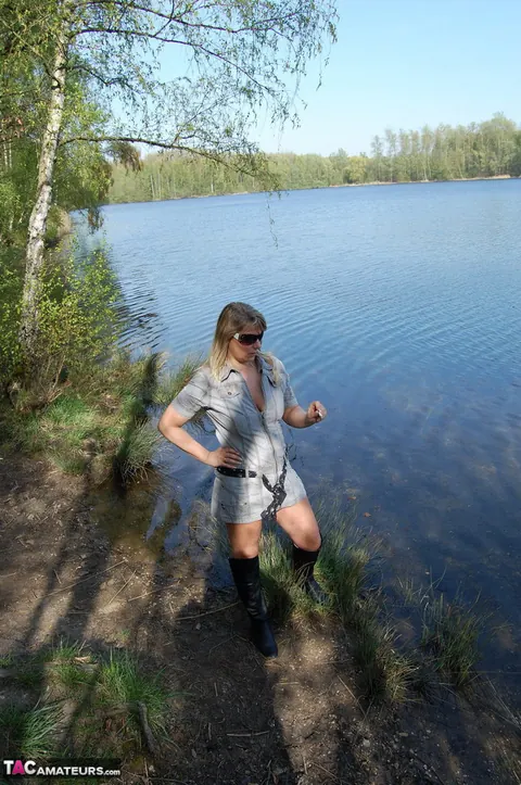 Sweet Susi: Thick European MILF Poses Nude by the Lake in Boots and Glasses – photo 5 of 20