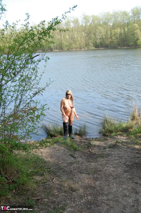 Sweet Susi: Thick European MILF Poses Nude by the Lake in Boots and Glasses – photo 11 of 20