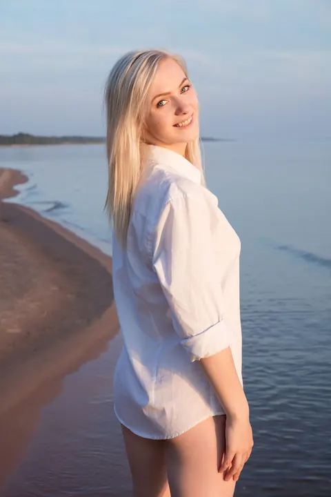 Blonde Walks Naked into the Ocean at the Beach – photo 1 of 16