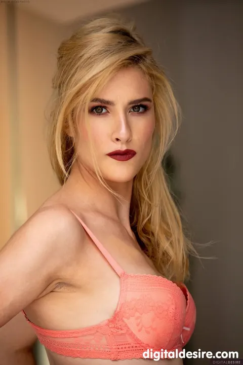 Mazzy Grace: Tall Blonde Undresses and Shows Her Body – photo 2 of 21