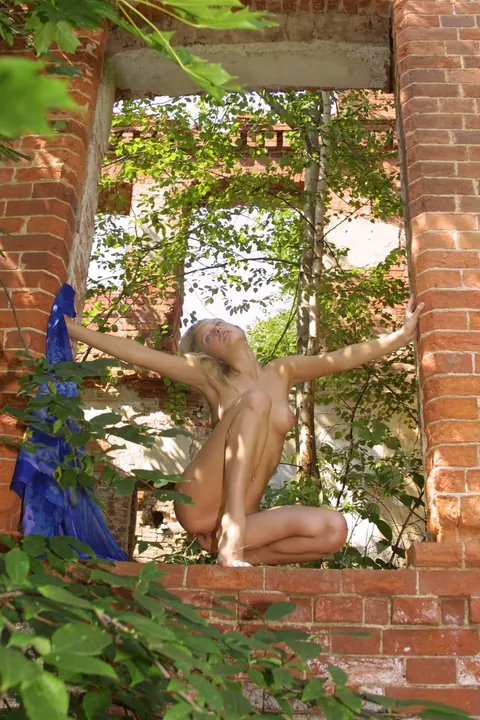 Woman Strips Nude and Spreads Her Legs in the Open Air – photo 10 of 21