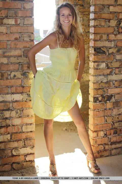Toxic A: Tall Blonde in a Mini Dress Spreads Outdoors and Shows Her Feet – photo 3 of 18