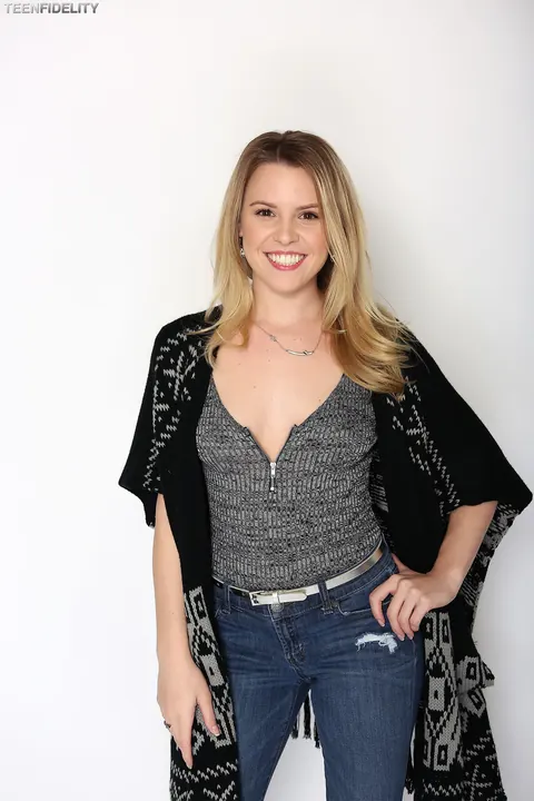 Aubrey Sinclair: Petite Blonde in Jeans Takes Her Partner Deep in Missionary POV – photo 10 of 16