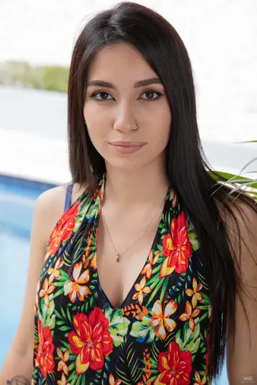 Kiki Cash – Colombian PAWG Strips Off Her Dress by the Pool