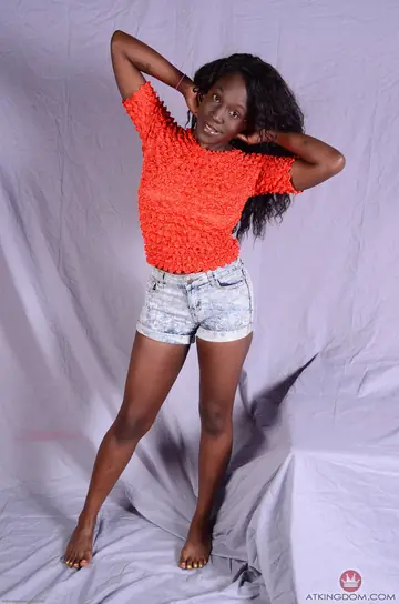 London Blaq – Thick Ebony Amateur Strips Out of Her Shorts and Spreads Wide