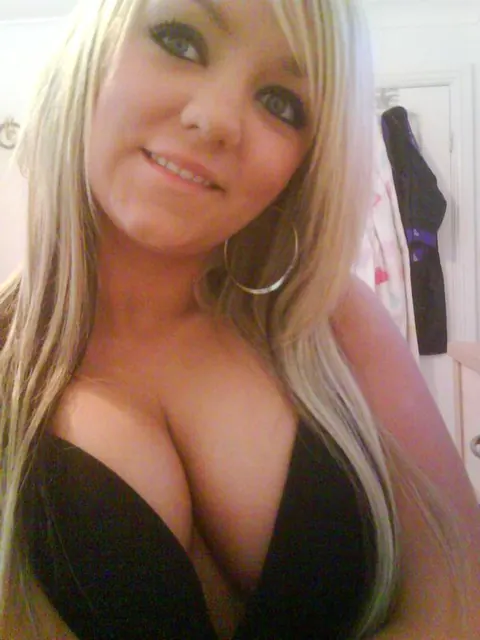Blonde with Big Tits Poses Nude for Self-Shots – photo 11 of 13