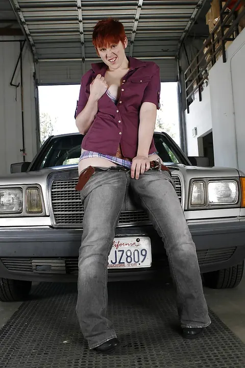 Lily Cade: Redhead PAWG Strips Out of Her Jeans – photo 5 of 16