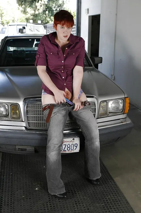 Lily Cade: Redhead PAWG Strips Out of Her Jeans – photo 3 of 16