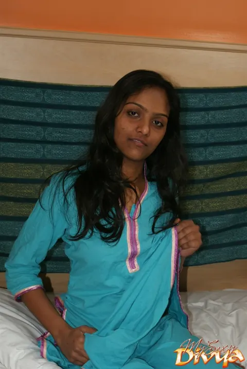 Indian Woman Removes Her Top to Show Her Dark Nipples – photo 2 of 11