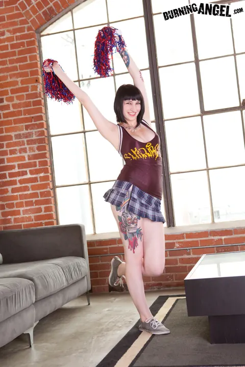 Shay Ryan: Short-Haired Brunette with Big Tits Fingers and Spreads – photo 5 of 17