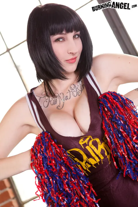 Shay Ryan: Short-Haired Brunette with Big Tits Fingers and Spreads – photo 3 of 17