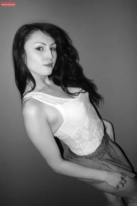 Kirschley Swoon: Czech Brunette Strips Naked and Poses – photo 7 of 21