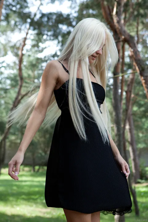 Alysha A: Tall Blonde Peels Off Her Clothes and Poses Naked – photo 10 of 21