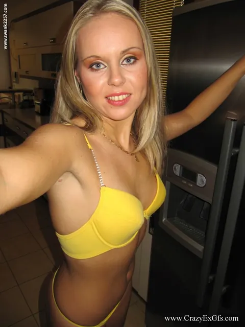 Blonde MILF Spreads Her Shaved Pussy in a Selfie Set – photo 14 of 21