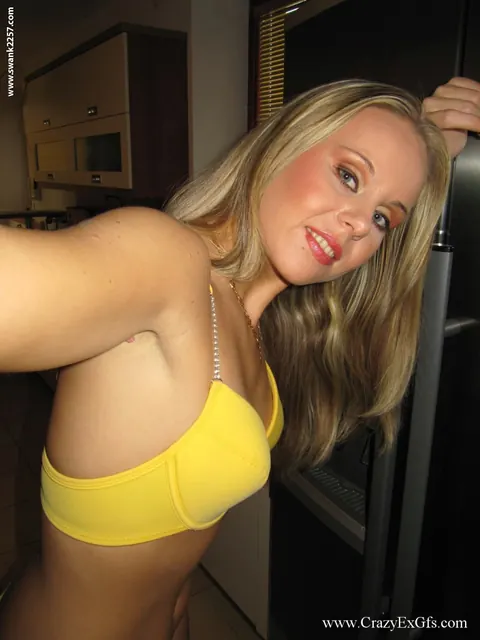 Blonde MILF Spreads Her Shaved Pussy in a Selfie Set – photo 15 of 21