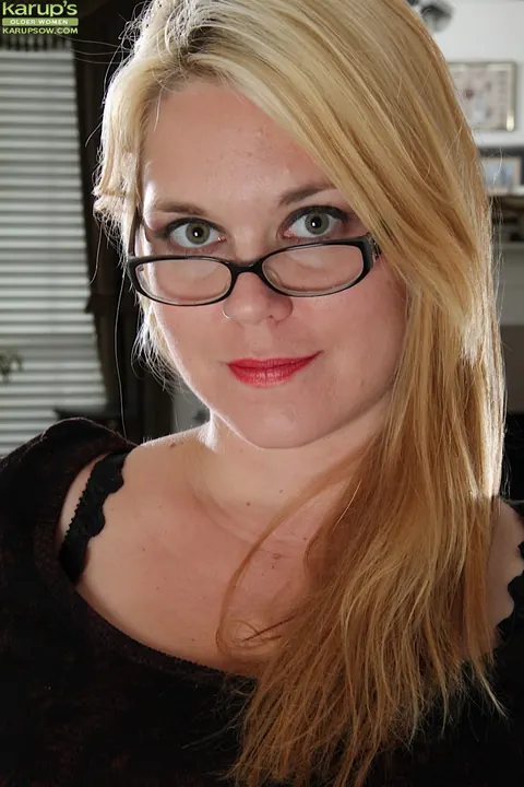 Lindsay Jackson: Curvy Blonde MILF in Glasses Strips and Spreads Her Pussy – photo 1 of 16