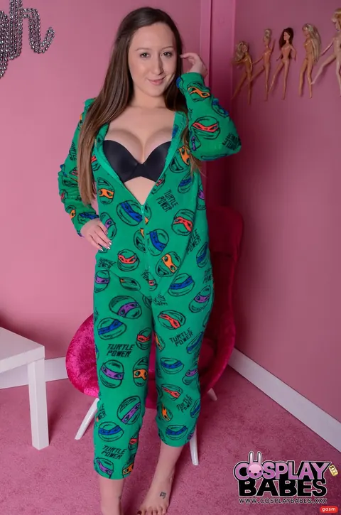 Elouise Please: British Brunette Poses in Lingerie Showing Off Her Enhanced Tits – photo 3 of 15
