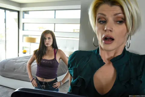 Carolina Sweets & Joslyn James: Two Busty MILFs in Shorts Share a Blowjob – photo 5 of 21