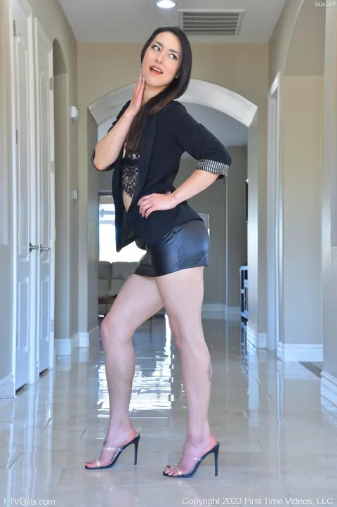 Thick Short-Haired Babe in a Leather Skirt and Yoga Pants Rides a Toy – photo 4 of 20