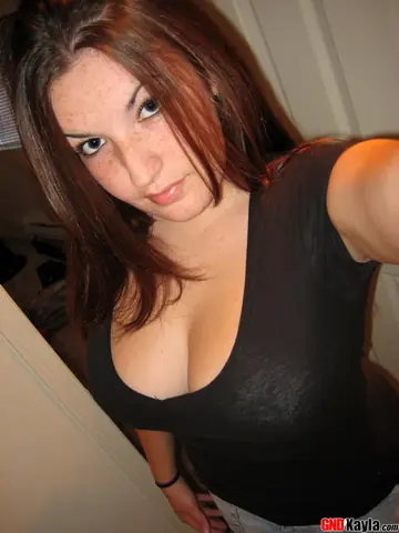 Thick Amateur Lifts Her Top and Spreads in Selfie