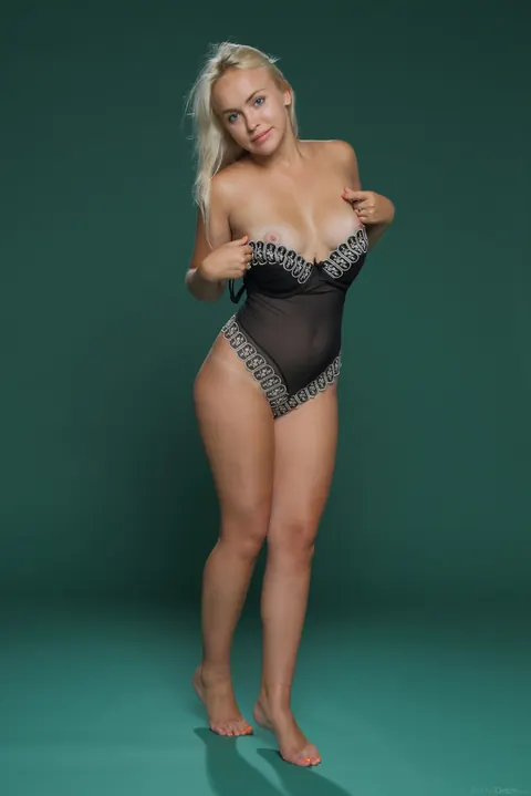 Curvy Blonde in a Bodysuit Spreads Her Shaved Pussy – photo 2 of 20