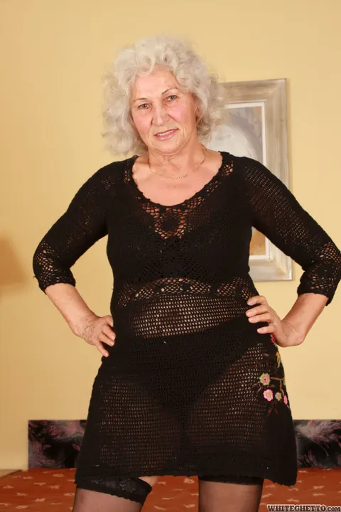 Woman in Lingerie Shows Her Figure – photo 2 of 15