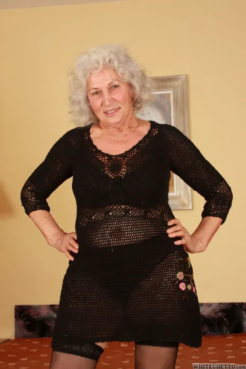 Woman in Lingerie Shows Her Figure – photo 1 of 15