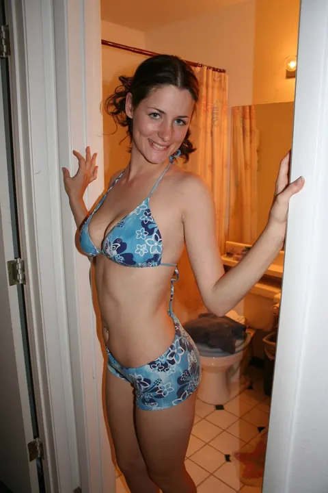 Tall Brunette Poses in a Blue Bikini – photo 10 of 12