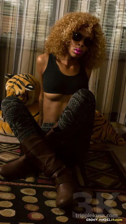 Ebony Babe in Glasses Strips Nude and Shows Her Big Ass – photo 1 of 15