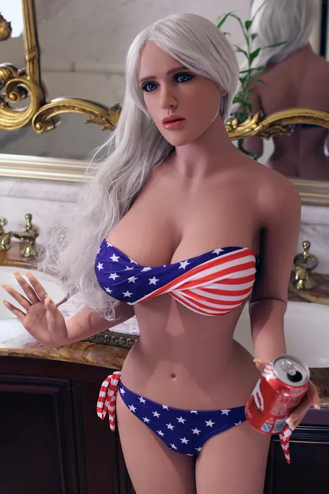 Busty Woman Strips Out of Her Bikini and Bares Her Tits – photo 7 of 21