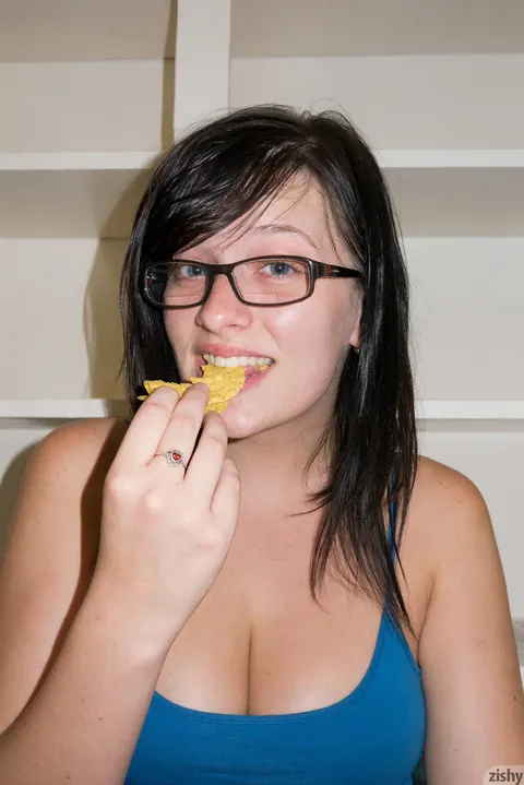 Hannah Kinney: Busty Brunette in Glasses Poses in Lingerie and Bikini – photo 2 of 11
