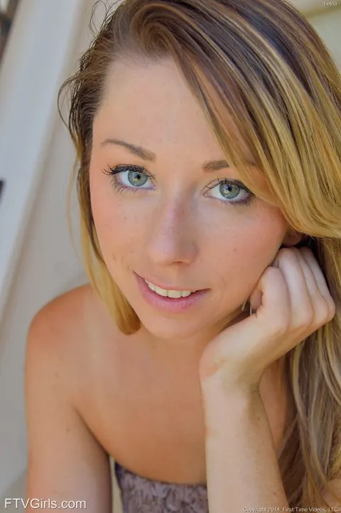 Blonde in High Heels Fucks Herself with a Huge Cucumber – photo 7 of 15