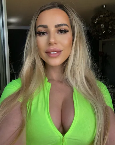 Blonde Babe with Big Tits Poses – photo 3 of 11