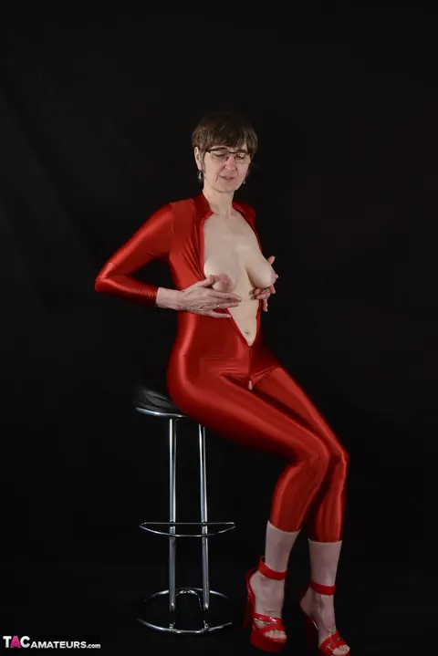 Mature PAWG in Glasses Unzips Her Catsuit and Shows Off Her Body – photo 10 of 16