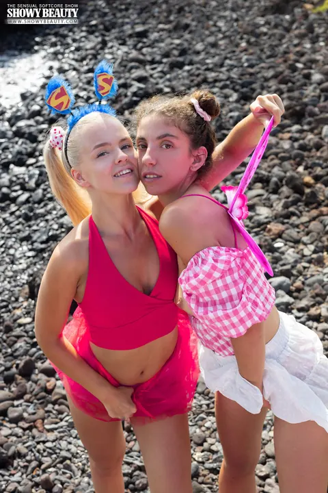 Luna Naked: Thick Blonde and Brunette Kiss and Spread on the Beach – photo 6 of 20