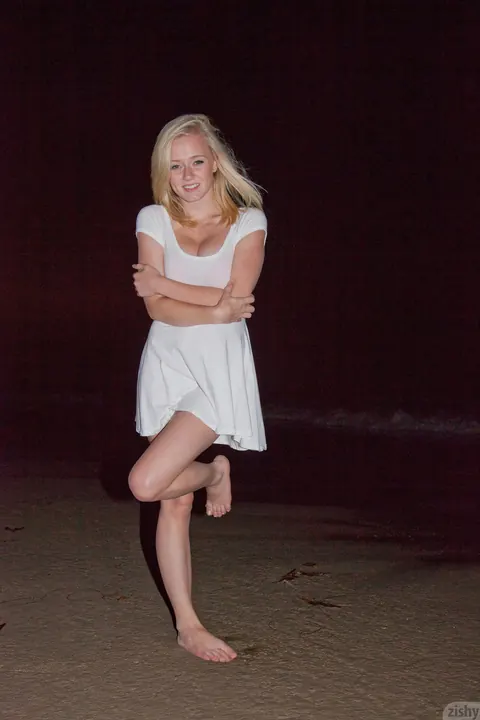Kenze Thomas: Blonde with Big Natural Tits Flashes Her Ass on the Beach – photo 5 of 12