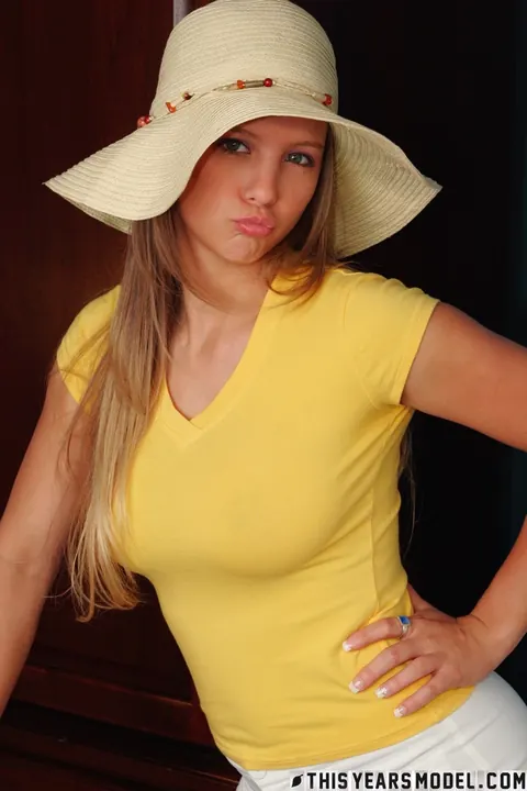 Dawson Miller: Thick Blonde Poses Nude and Shows Off Her Curves – photo 4 of 10