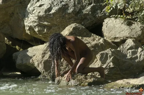 Thick Ebony Babe Flaunts Her Big Ass by the River – photo 7 of 16