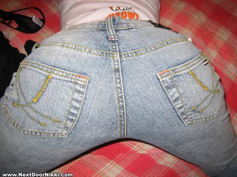 Nikki Sims: Busty Blonde MILF Pulls Jeans Over Thong in the Bedroom – photo 3 of 12