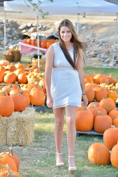 Skinny Babe Fingers Herself in a Dress Outdoors – photo 2 of 20