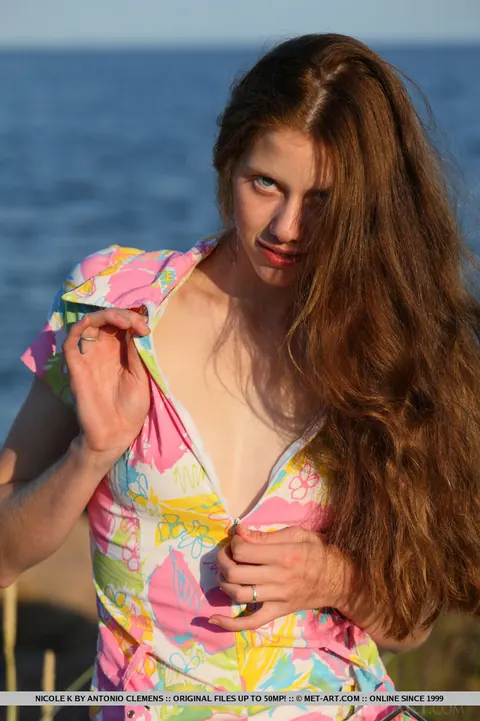 Thick Redhead Strips Out of Her Skirt on the Beach – photo 7 of 18