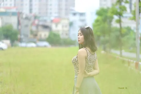 Woman Undresses and Kneels Arching Back to Show Her Body – photo 16 of 21