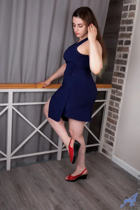 European MILF Poses Nude Showing Her Curvy Body – photo 2 of 21