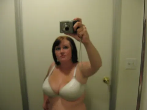 Curvy Brunette Poses Nude for a Mirror Selfie – photo 15 of 21