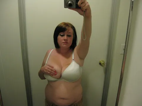 Curvy Brunette Poses Nude for a Mirror Selfie – photo 16 of 21