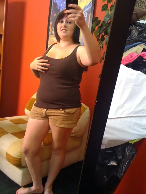Curvy Brunette Poses Nude for a Mirror Selfie – photo 1 of 21