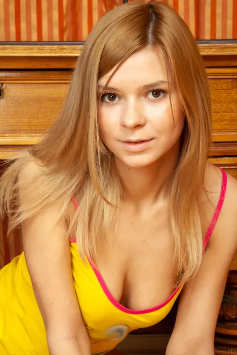 Lolly Hardcore: Slim Blonde Strips Nude and Spreads Her Pussy Wide in Close-Up – photo 6 of 21