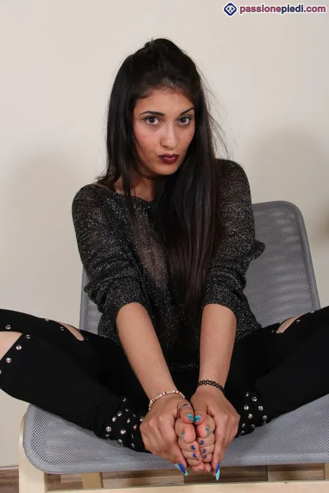 European Brunette Slips Off Her Heels and Spreads Her Legs – photo 7 of 12