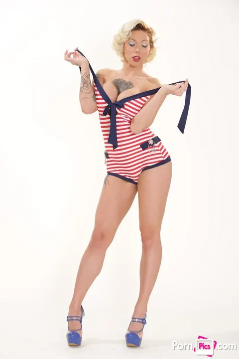 Harlow Harrison: Curvy Blonde Strips Nude and Poses Her Tattooed Body – photo 5 of 21